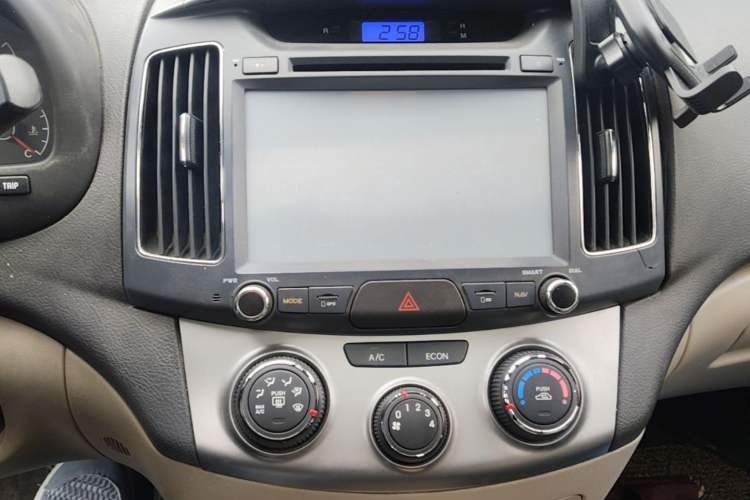 Used Hyundai Celesta 2011 1.6L Manual Luxury Model Audio And AC Panel