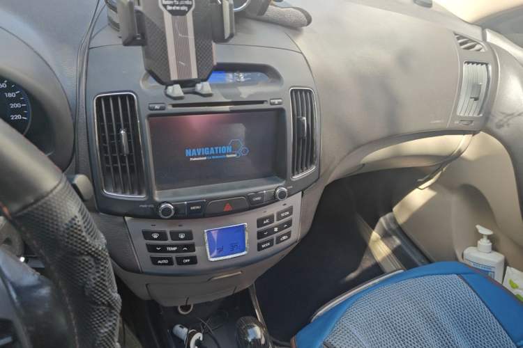 Used Hyundai Celesta 2011 1.6L Automatic Luxury Version Audio And AC Panel