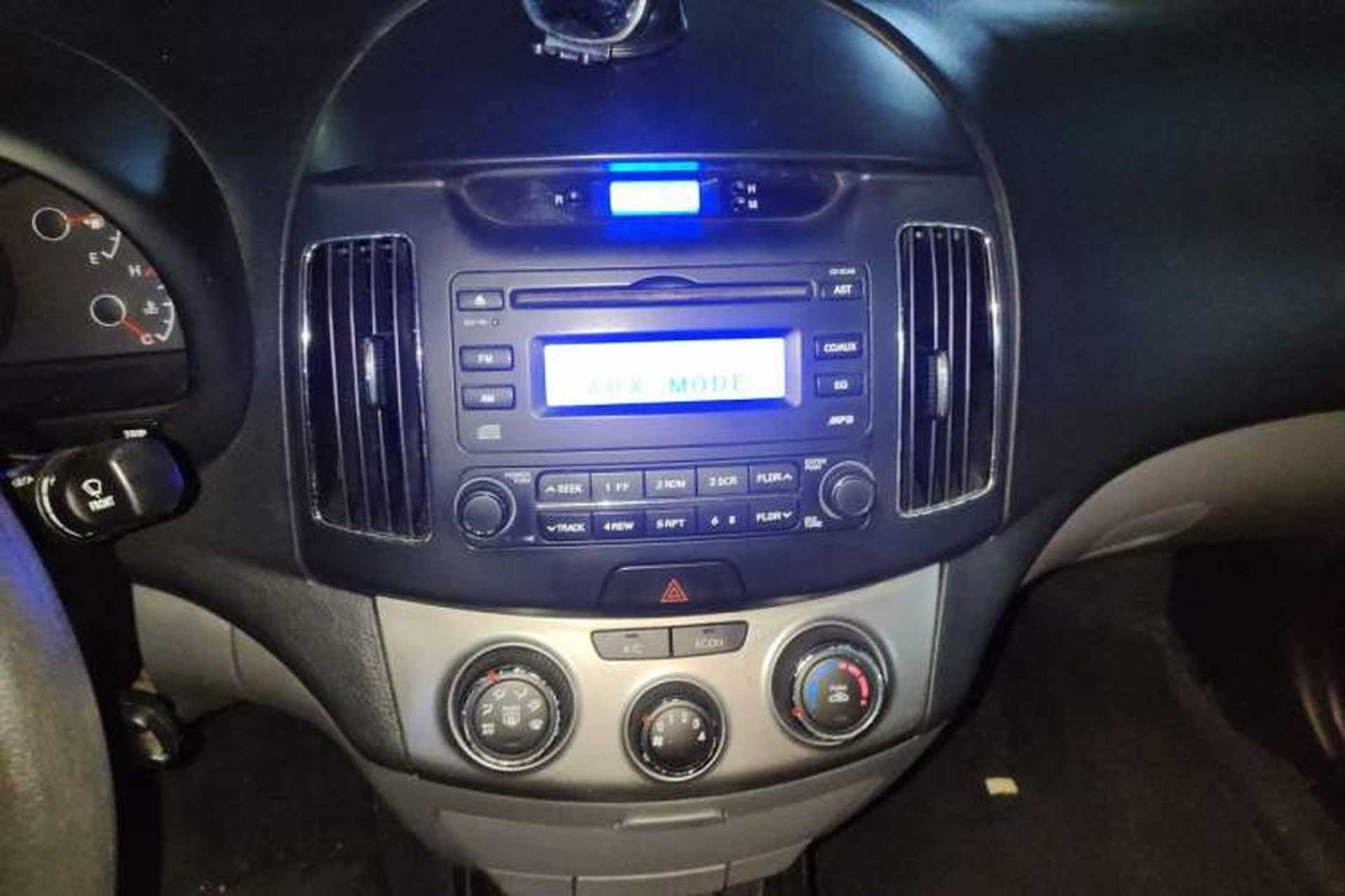 Used Hyundai Celesta 2011 1.6L Manual Comfort Edition Audio And AC Panel