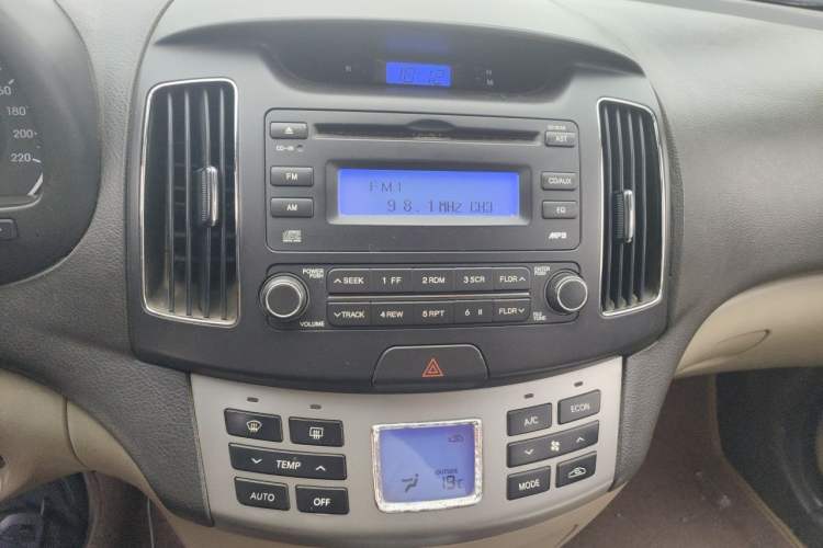 Used Hyundai Celesta 2011 1.6L Automatic Luxury Version Audio And AC Panel