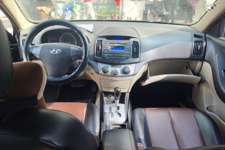 Used Hyundai Celesta 2011 1.6L Automatic Comfort Edition Center Console