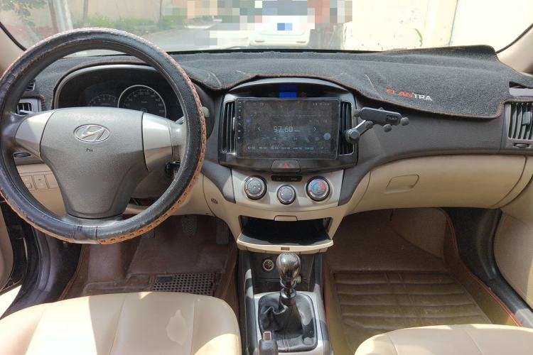 Used Hyundai Celesta 2011 1.6L Manual Luxury Model Center Console