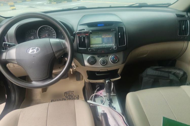 Used Hyundai Celesta 2011 1.6L Automatic Comfort Edition Center Console