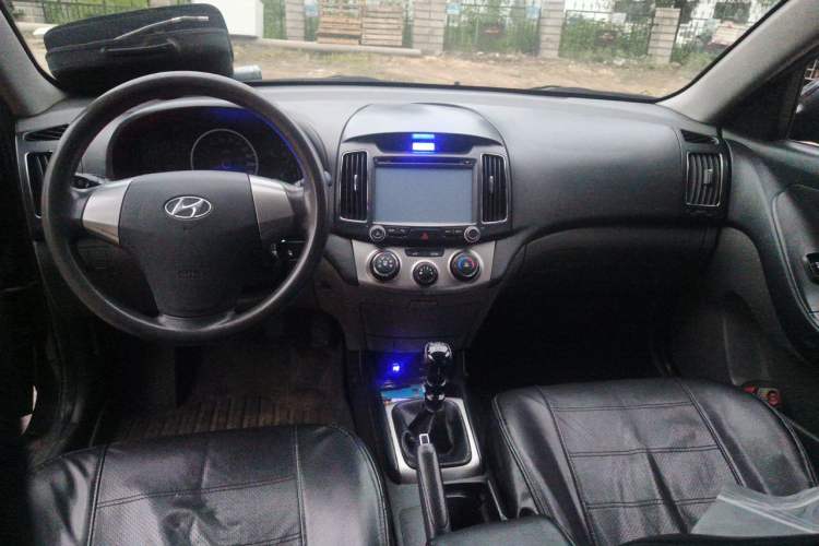 Used Hyundai Celesta 2011 1.6L Manual Luxury Model Center Console