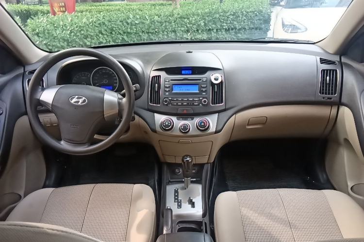 Used Hyundai Celesta 2011 1.6L Automatic Comfort Edition Center Console