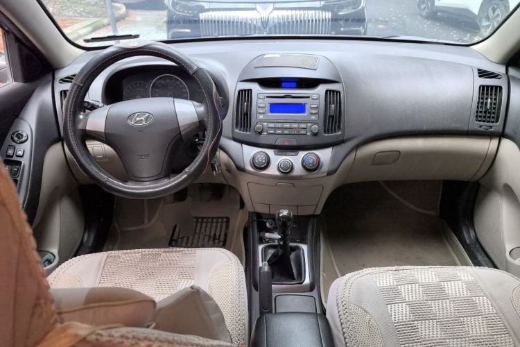 Used Hyundai Celesta 2011 1.6L Manual Luxury Model Center Console