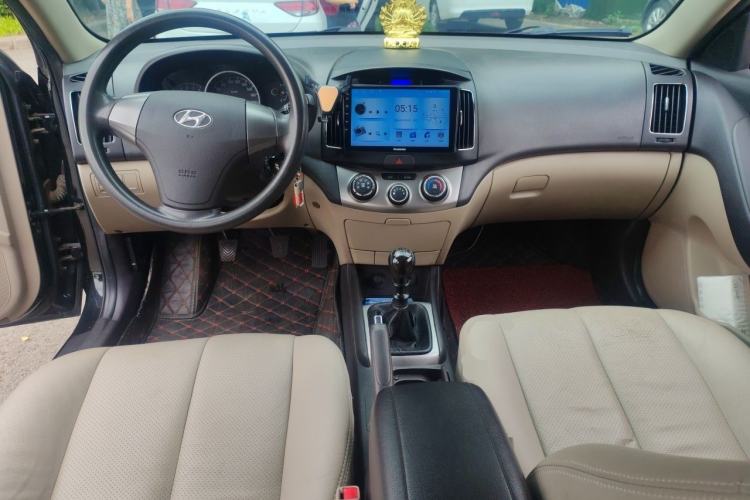Used Hyundai Celesta 2011 1.6L Manual Luxury Model Center Console