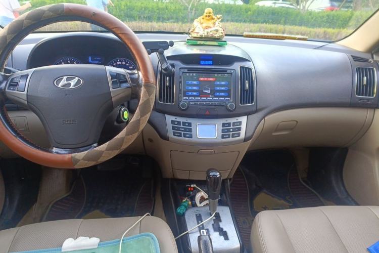 Used Hyundai Celesta 2011 1.6L Automatic Luxury Version Center Console