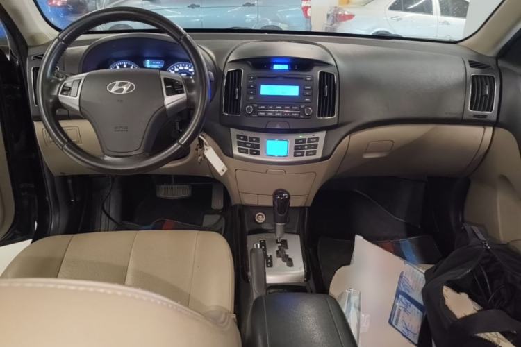 Used Hyundai Celesta 2011 1.6L Automatic Luxury Version Center Console