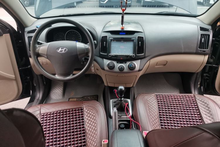 Used Hyundai Celesta 2011 1.6L Manual Luxury Model Center Console