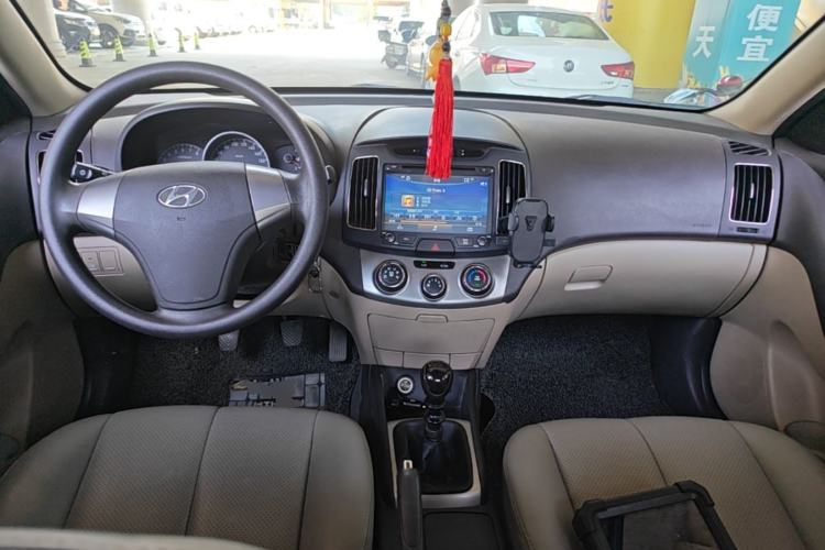 Used Hyundai Celesta 2011 1.6L Manual Luxury Model Center Console