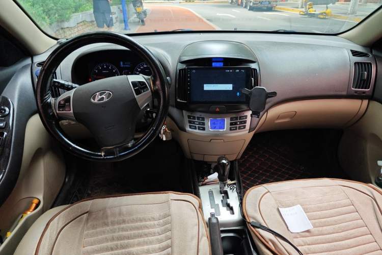 Used Hyundai Celesta 2011 1.6L Automatic Luxury Version Center Console