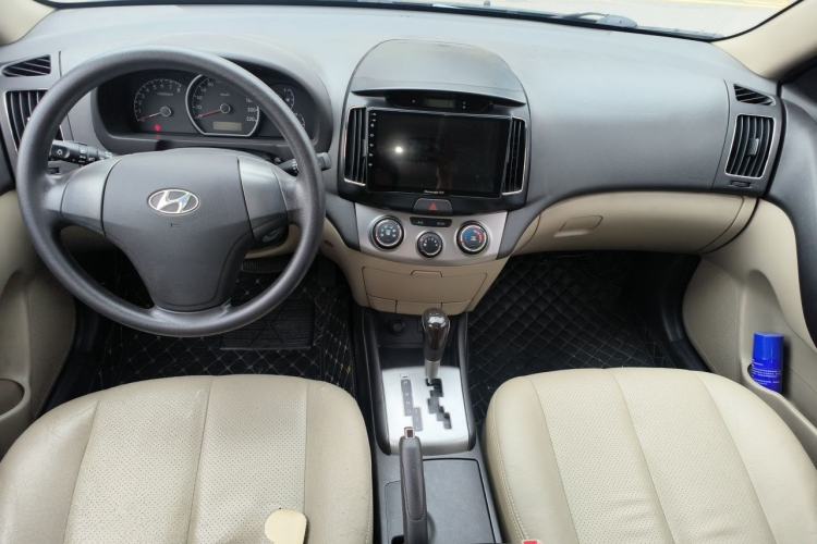 Used Hyundai Celesta 2011 1.6L Automatic Comfort Edition Center Console