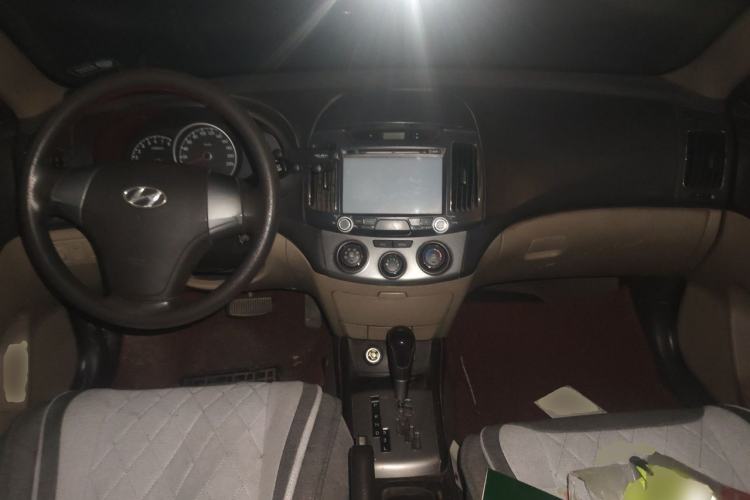 Used Hyundai Celesta 2011 1.6L Automatic Comfort Edition Center Console