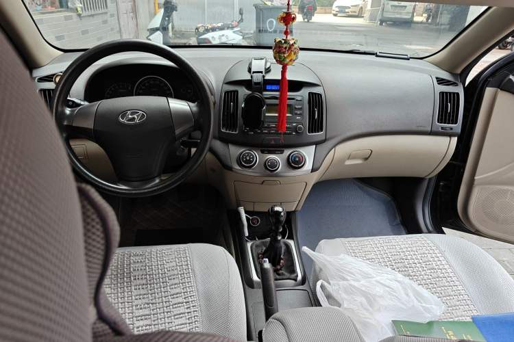 Used Hyundai Celesta 2011 1.6L Manual Luxury Model Center Console