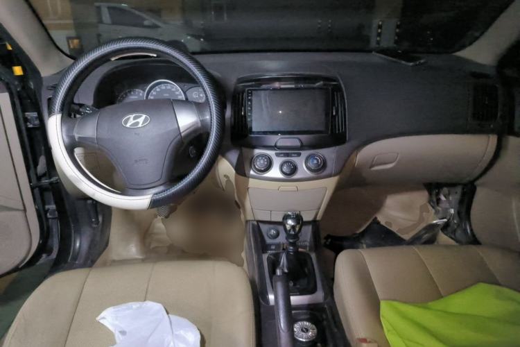 Used Hyundai Celesta 2011 1.6L Manual Luxury Model Center Console
