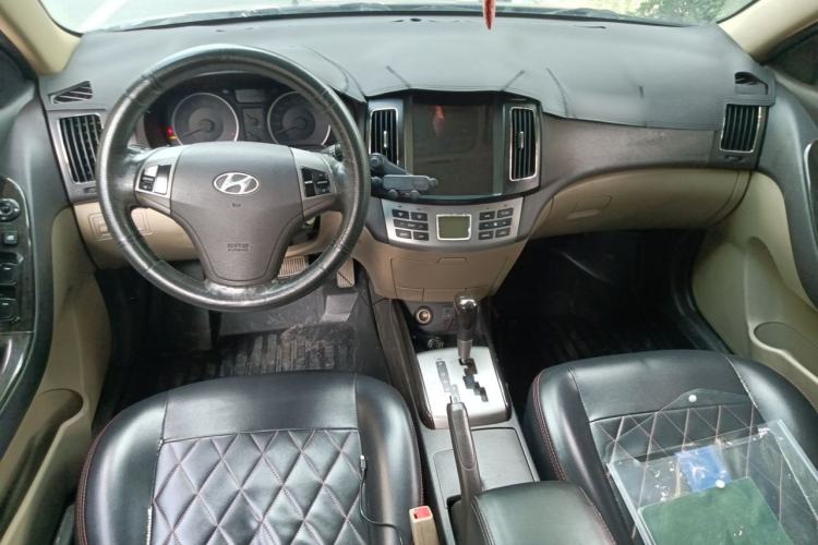 Used Hyundai Celesta 2011 1.6L Automatic Luxury Version Center Console