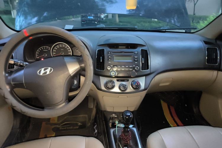 Used Hyundai Celesta 2011 1.6L Manual Luxury Model Center Console
