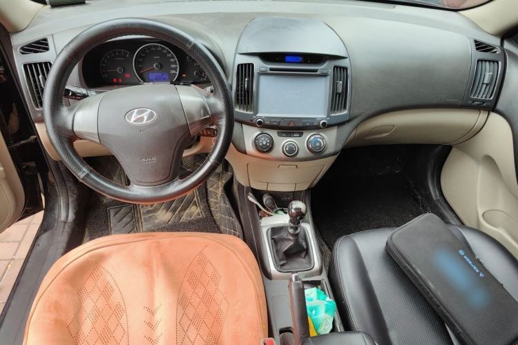 Used Hyundai Celesta 2011 1.6L Manual Luxury Model Center Console