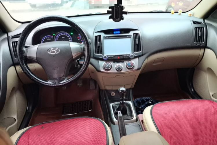 Used Hyundai Celesta 2011 1.6L Manual Luxury Model Center Console
