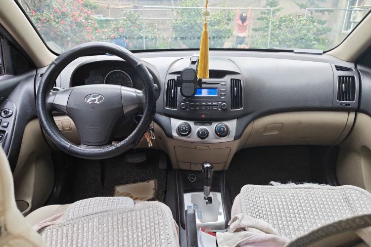 Used Hyundai Celesta 2011 1.6L Automatic Comfort Edition Center Console