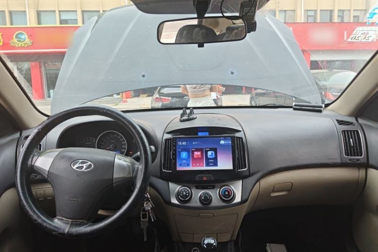 Used Hyundai Celesta 2011 1.6L Manual Luxury Model Center Console