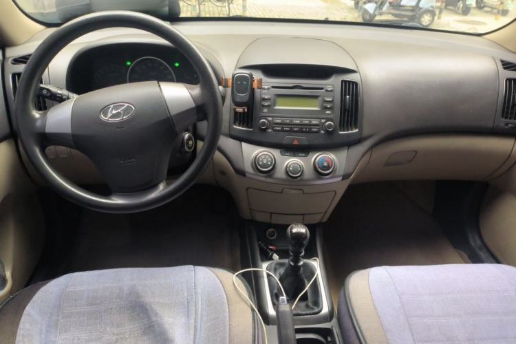 Used Hyundai Celesta 2011 1.6L Manual Luxury Model Center Console