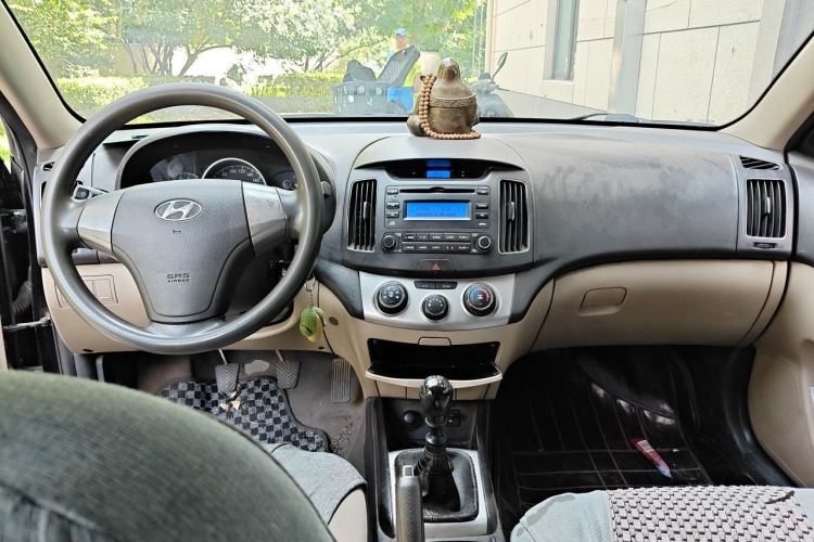 Used Hyundai Celesta 2011 1.6L Manual Luxury Model Center Console