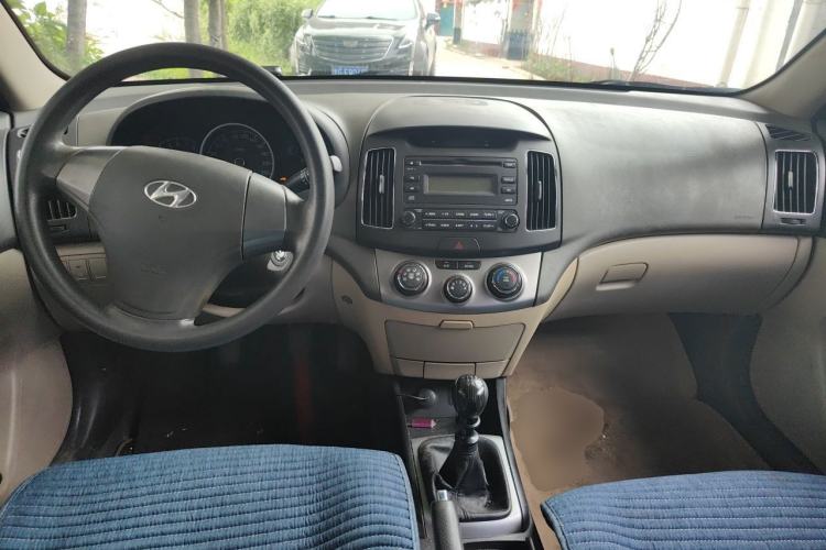 Used Hyundai Celesta 2011 1.6L Manual Comfort Edition Center Console