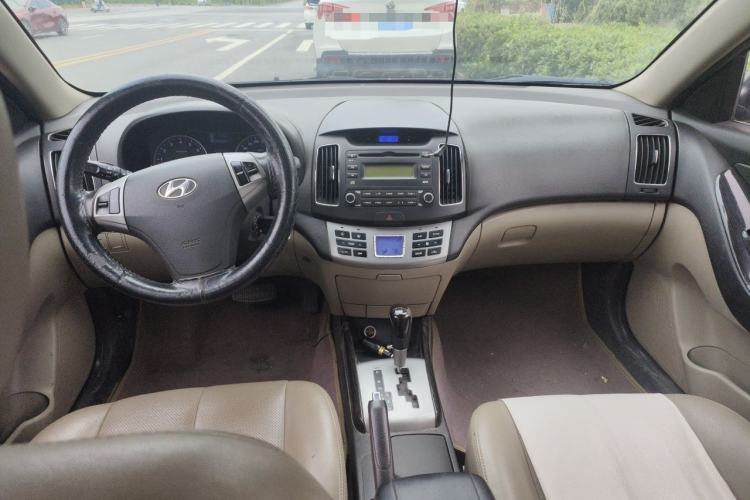 Used Hyundai Celesta 2011 1.6L Automatic Luxury Version Center Console
