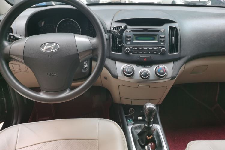 Used Hyundai Celesta 2011 1.6L Manual Comfort Edition Center Console