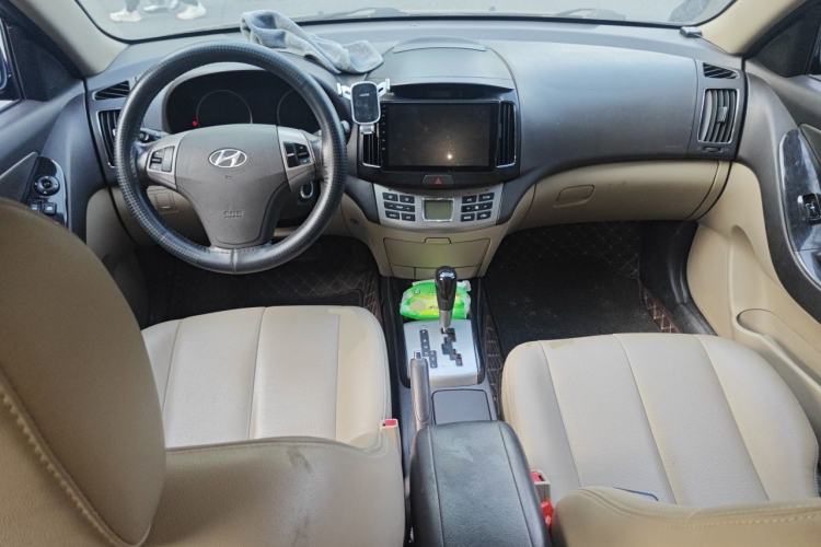 Used Hyundai Celesta 2011 1.6L Automatic Top-Tier Version Center Console