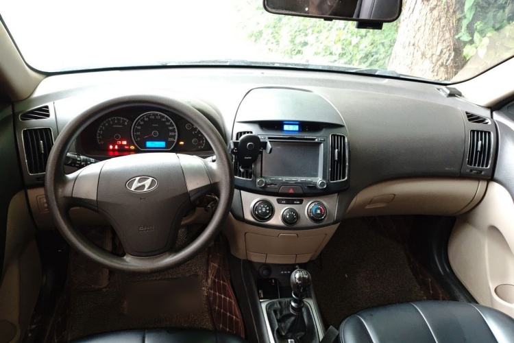 Used Hyundai Celesta 2011 1.6L Manual Comfort Edition Center Console