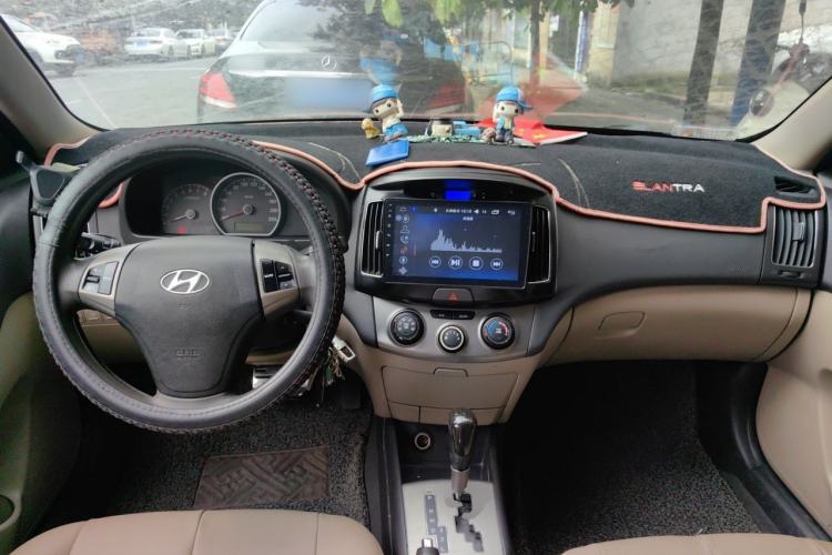 Used Hyundai Celesta 2011 1.6L Automatic Comfort Edition Center Console