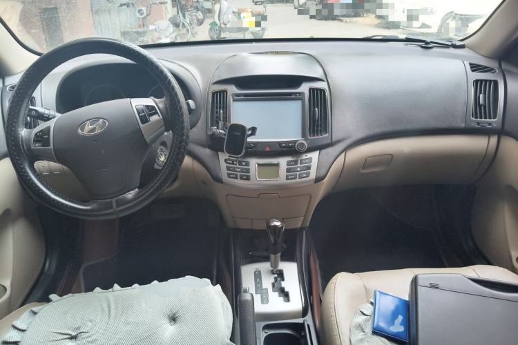 Used Hyundai Celesta 2011 1.6L Automatic Luxury Version Center Console