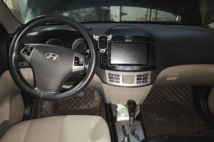 Used Hyundai Celesta 2011 1.6L Automatic Top-Tier Version Center Console