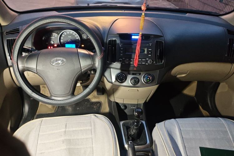 Used Hyundai Celesta 2011 1.6L Manual Luxury Model Center Console