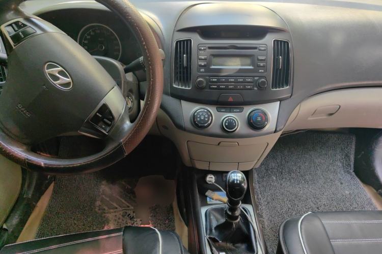 Used Hyundai Celesta 2011 1.6L Manual Comfort Edition Center Console
