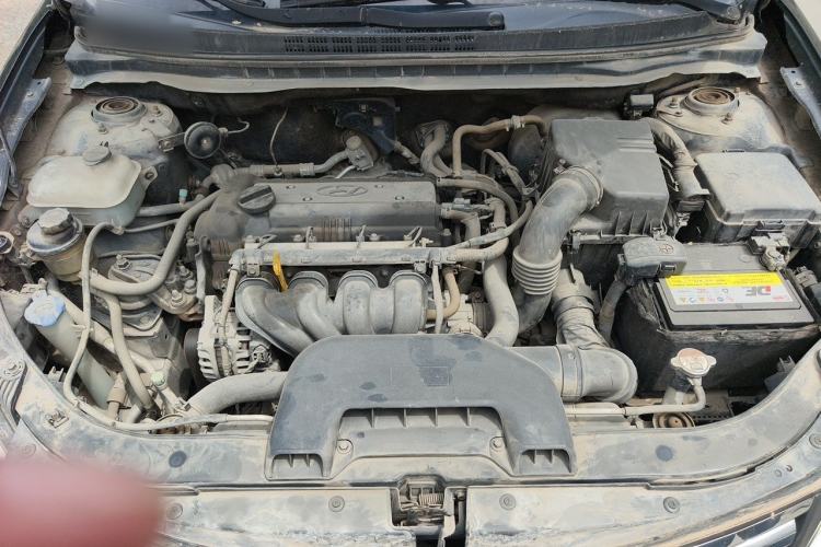 Used Hyundai Celesta 2011 1.6L Manual Luxury Model Engine Bay