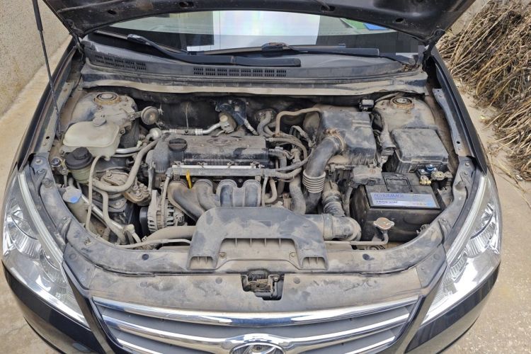 Used Hyundai Celesta 2011 1.6L Manual Luxury Model Engine Bay