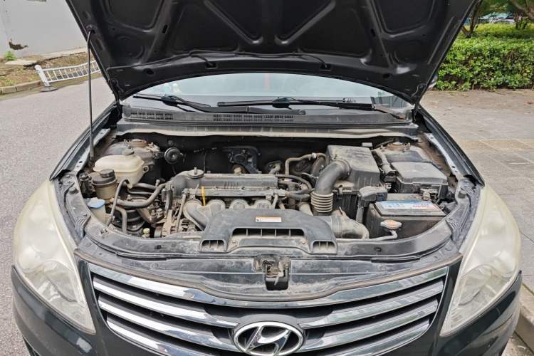Used Hyundai Celesta 2011 1.6L Manual Luxury Model Engine Bay