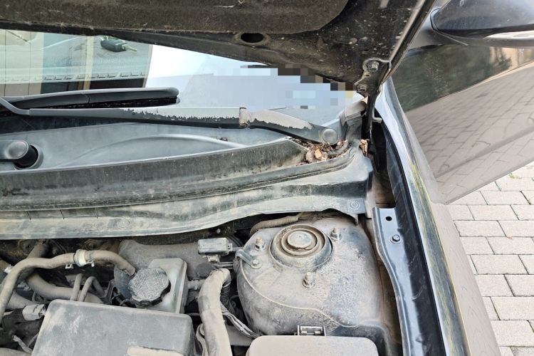 Used Hyundai Celesta 2011 1.6L Manual Luxury Model Engine Bay Left