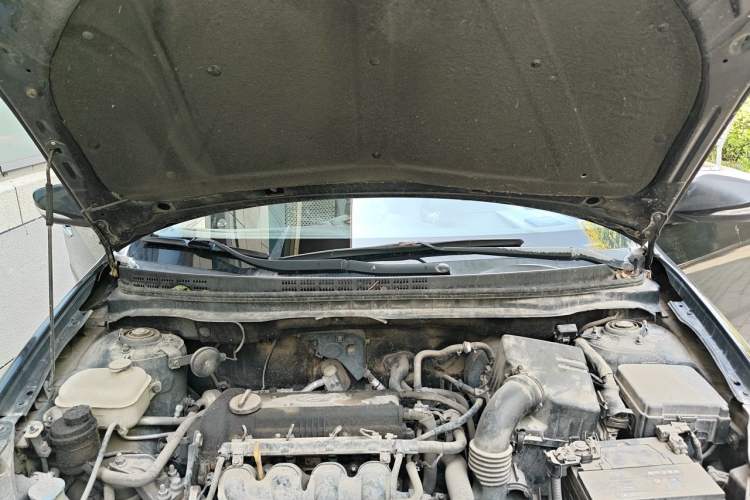 Used Hyundai Celesta 2011 1.6L Manual Luxury Model Engine Bay