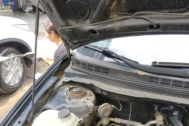 Used Hyundai Celesta 2011 1.6L Manual Comfort Edition Engine Bay Right