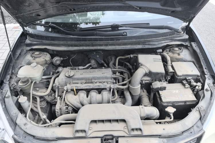 Used Hyundai Celesta 2011 1.6L Manual Luxury Model Engine Bay