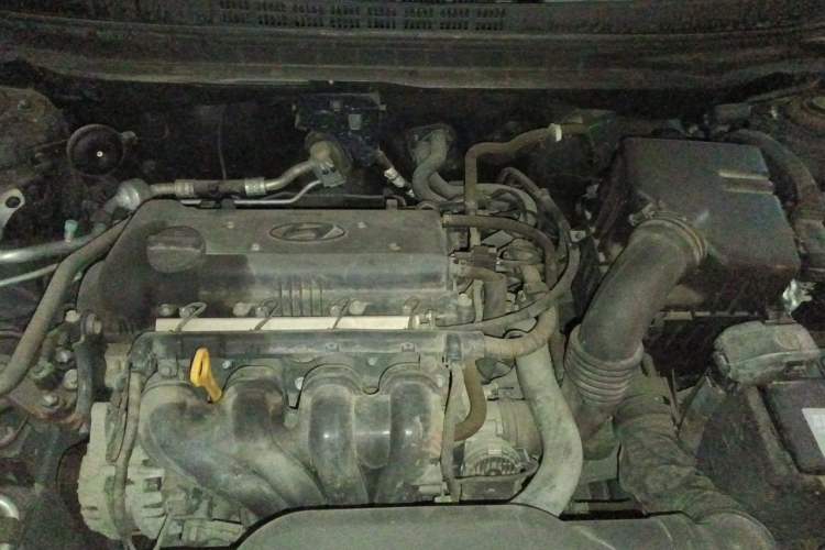 Used Hyundai Celesta 2011 1.6L Manual Luxury Model Engine Bay