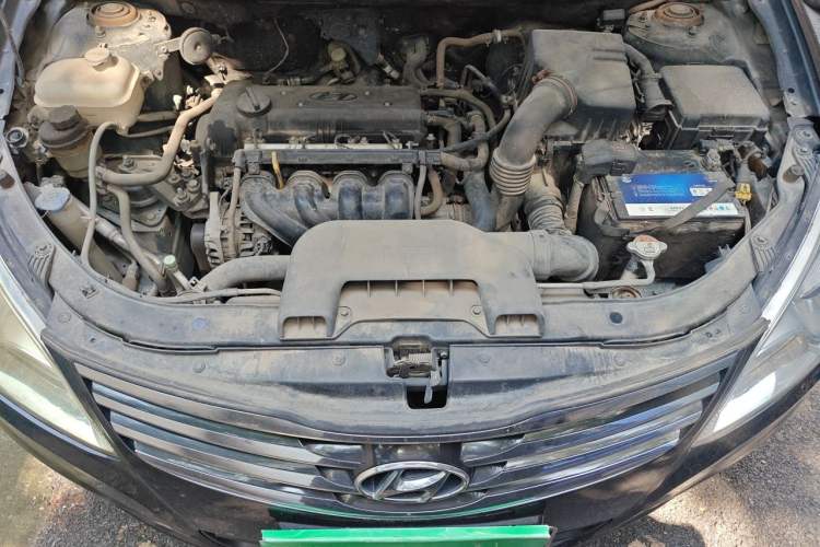 Used Hyundai Celesta 2011 1.6L Manual Luxury Model Engine Bay