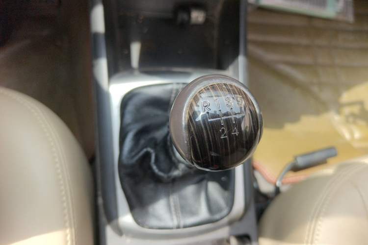 Used Hyundai Celesta 2011 1.6L Manual Luxury Model Gear Lever