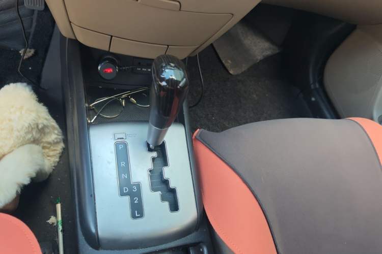 Used Hyundai Celesta 2011 1.6L Automatic Comfort Edition Gear Lever