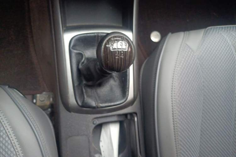 Used Hyundai Celesta 2011 1.6L Manual Comfort Edition Gear Lever